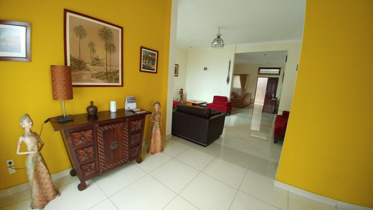 Villa Rumah Ibu Dago Bandung Exterior foto